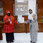 Kaper BKKBN Sumbar Etna Estelita Menyerahkan APD Ketua IBI Sumbar 