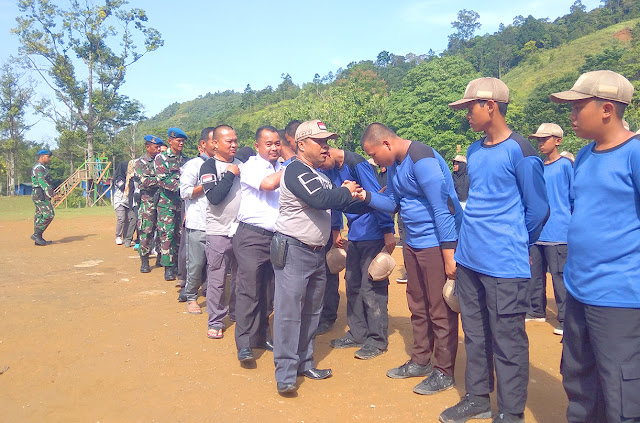KEPALA MAN 3 Padang, Afrizal, didampingi wakil kepala, pelatih, pembina, dan pendamping menyalami para siswa Takhassus usai menuntaskan pendidikan ‘Basis’ selama empat hari di Tiger Camp Lubuk Minturun, Padang, Kamis (25/7/2019). KEPALA MAN 3 Padang, Afrizal, didampingi wakil kepala, pelatih, pembina, dan pendamping menyalami para siswa Takhassus usai menuntaskan pendidikan ‘Basis’ selama empat hari di Tiger Camp Lubuk Minturun, Padang, Kamis (25/7/2019).