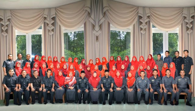 Kepala MTsN 1 Padang Hj. Rifdawati berfoto jajaran majelis guru dan pegawai. Kepala MTsN 1 Padang Hj. Rifdawati berfoto jajaran majelis guru dan pegawai.