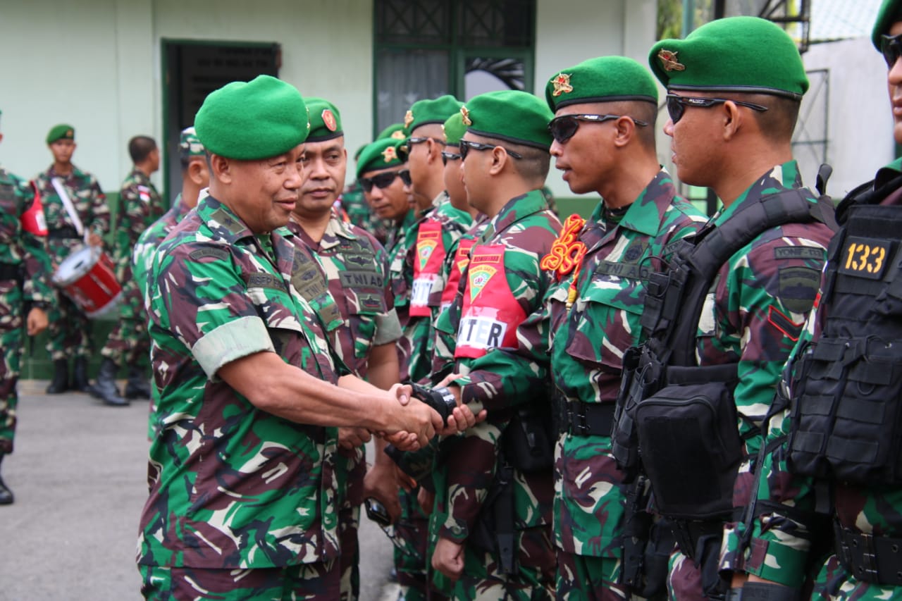 KEPALA Dinas Pembinaan Mental TNI AD Brigjen TNI Asep Syarifudin menyalami personel Satgas Pengamanan Perbatasan (Pamtas) RI - Malaysia Batalyon Infanteri (Yonif) 133/Yudha Sakti. KEPALA Dinas Pembinaan Mental TNI AD Brigjen TNI Asep Syarifudin menyalami personel Satgas Pengamanan Perbatasan (Pamtas) RI - Malaysia Batalyon Infanteri (Yonif) 133/Yudha Sakti.