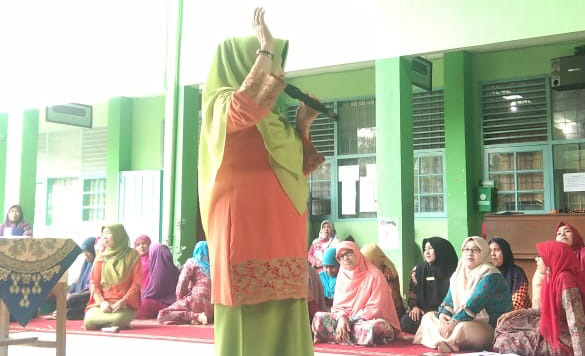KEPALA MTsN 1 Padang, Hj. Rifdawati, saat mencanangkan tiga program jitu, yaitu Literasi Madrasah, Ekstrakurikuler terpadu, dan Lomba K9 yang dirangkai dalam kegiatan muhadharah di aula madrasah tersebut. KEPALA MTsN 1 Padang, Hj. Rifdawati, saat mencanangkan tiga program jitu, yaitu Literasi Madrasah, Ekstrakurikuler terpadu, dan Lomba K9 yang dirangkai dalam kegiatan muhadharah di aula madrasah tersebut.