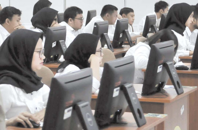 Peserta seleksi CPNS mengikuti ujian SKD dengan sistem CAT - www.bravosumbar.com Peserta seleksi CPNS mengikuti ujian SKD dengan sistem CAT - www.bravosumbar.com