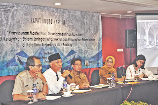 WALIKOTA Padang, H. Mahyeldi, menyampaikan pemaparan tentang ‘Kota Baru Padang’ dalam Rapat Koordinasi (Rakor) dan Focus Group Discussion (FGD), di Hotel Mercure, Selasa (13/1/2018). WALIKOTA Padang, H. Mahyeldi, menyampaikan pemaparan tentang ‘Kota Baru Padang’ dalam Rapat Koordinasi (Rakor) dan Focus Group Discussion (FGD), di Hotel Mercure, Selasa (13/1/2018).