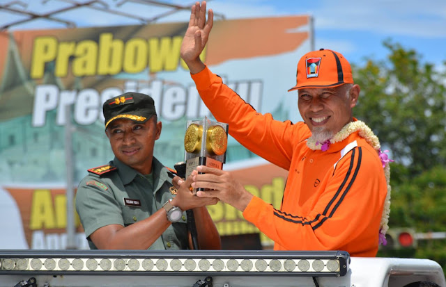 WALIKOTA Padang, H. Mahyeldi, dan Dandim 0312Padang, Letkol Czi Rielman Yudha membawa Piala Adipura, Selasa (1512018). WALIKOTA Padang, H. Mahyeldi, dan Dandim 0312Padang, Letkol Czi Rielman Yudha membawa Piala Adipura, Selasa (1512018).
